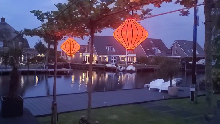 07-Oranje-lampionnen-buiten