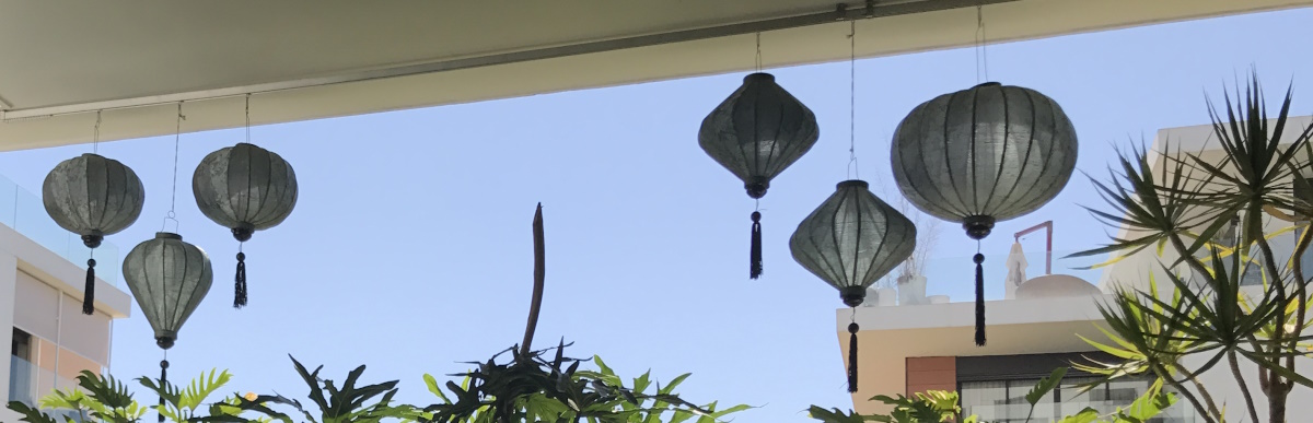 Zilveren lampionnen aan het balkon